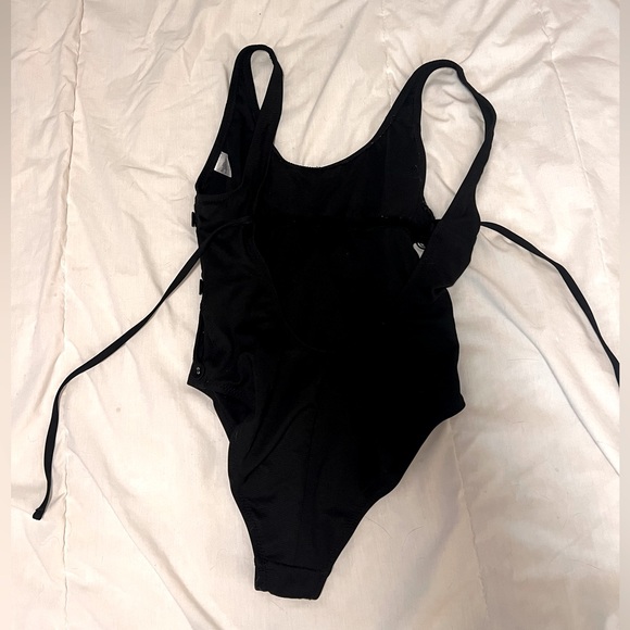 One piece black with side slots and full back - Picture 1 of 4